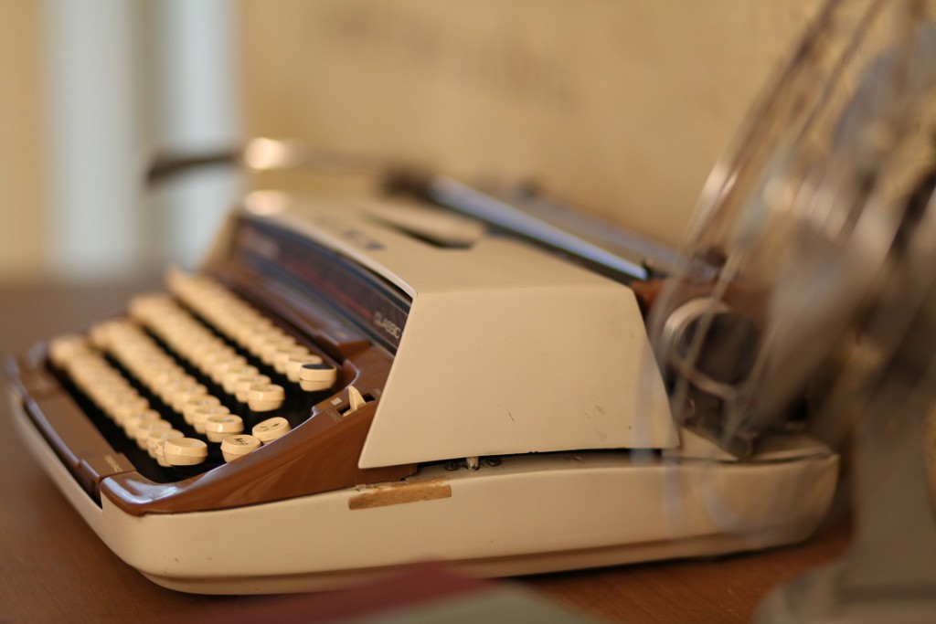 typewriter-109060_1920
